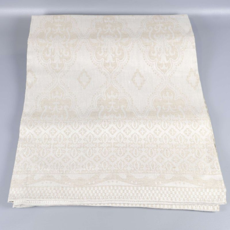 Duk i ljus mönstrad textil vikt på bord