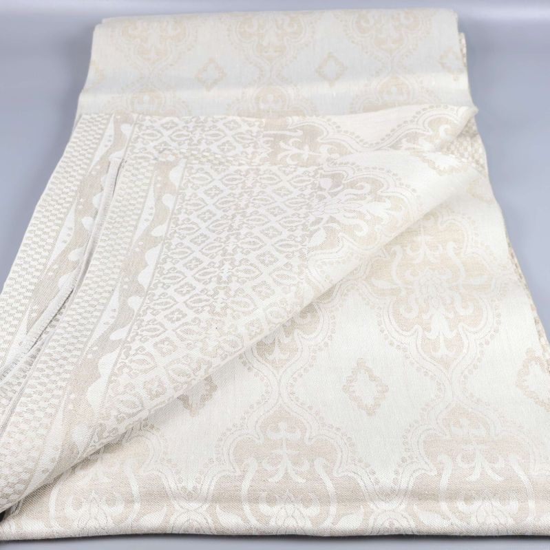 Detalj av mönstrad duk med dubbelvikt kant