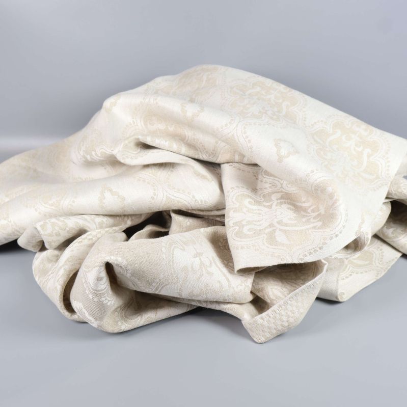 Hopvikt duk i ljus, mönstrad textil på bordet
