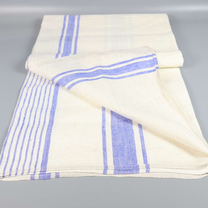 Utbrett linnetyg i vitt med blå ränder
