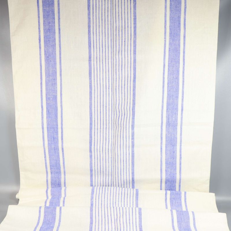 Linnetyg utrullat med breda och smala blå ränder