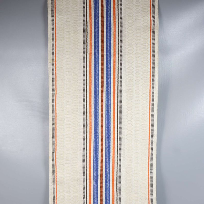 Löpare i helbild med tydliga ränder i blått och orange