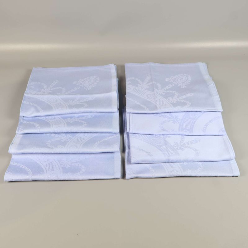 Två staplar med fyra vikta blå linneservetter