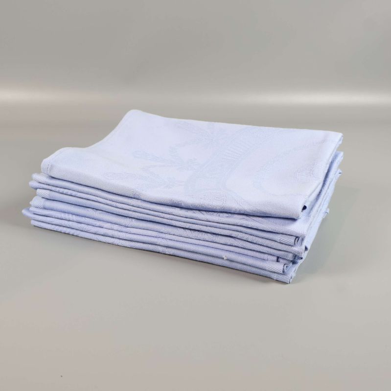 Hög med åtta vikta blå linneservetter från sidan