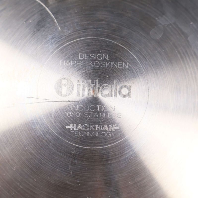 Närbild på Iittala märkning och Hackman på bottenplattan