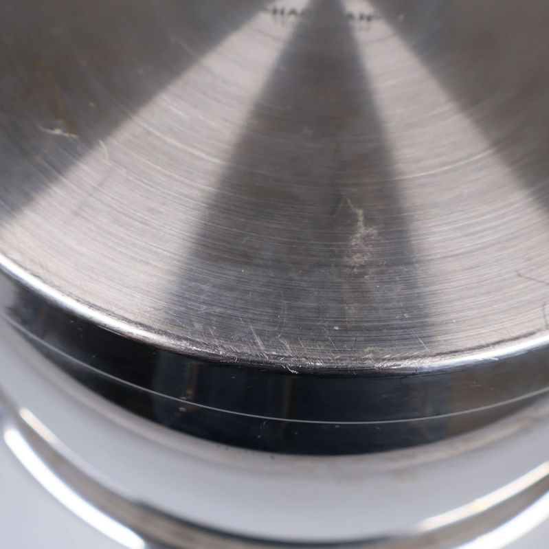 Detaljbild på rostfri botten med lättare repor