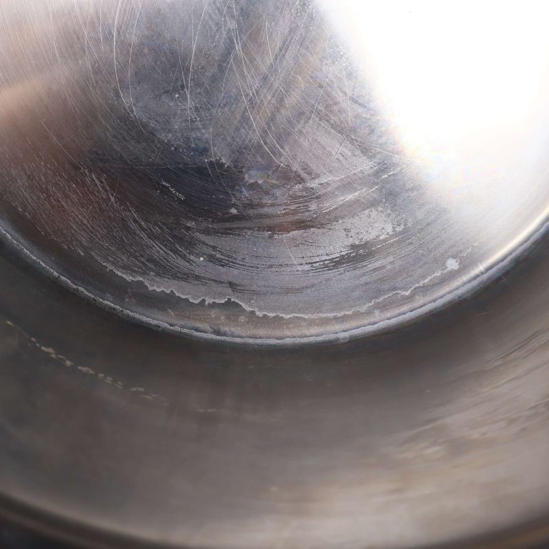 Insidan av kastrull visar tydliga bruksspår