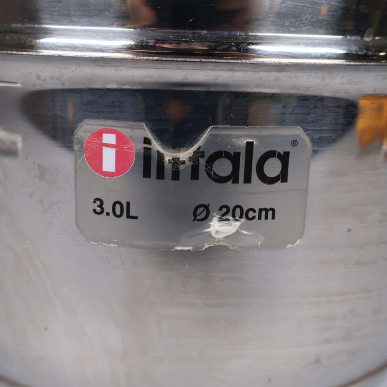 Närbild på etikett med Iittala logga, volym 3,0 L och 20 cm diameter