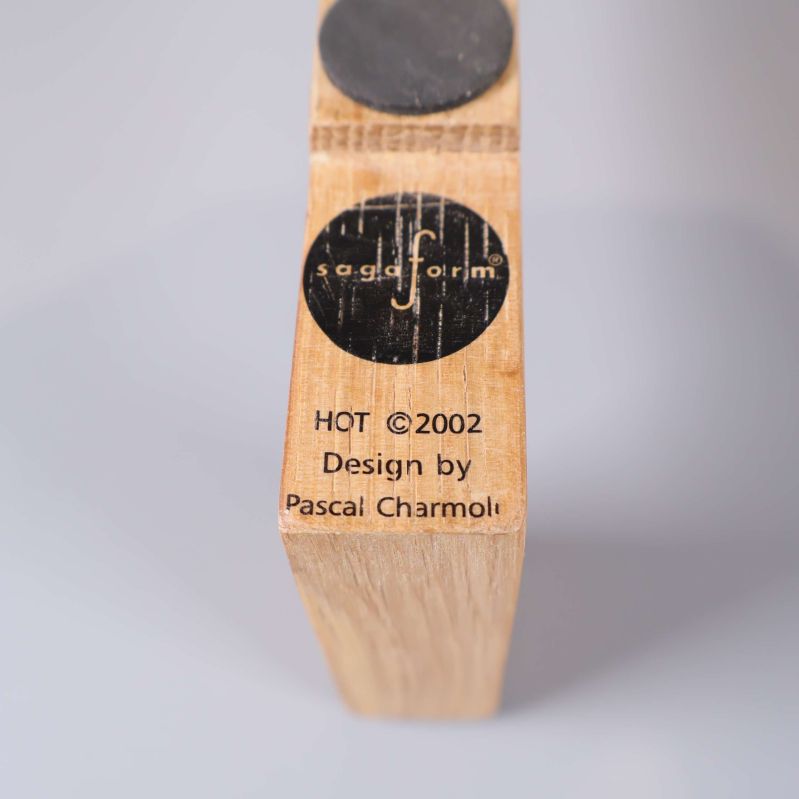 Detalj på träställning med Sagaform-logotyp och designtext