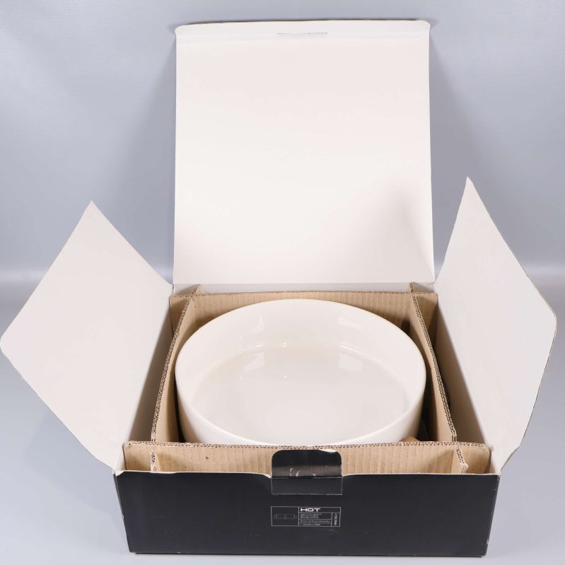 Skål och träställning packade i öppen förpackning