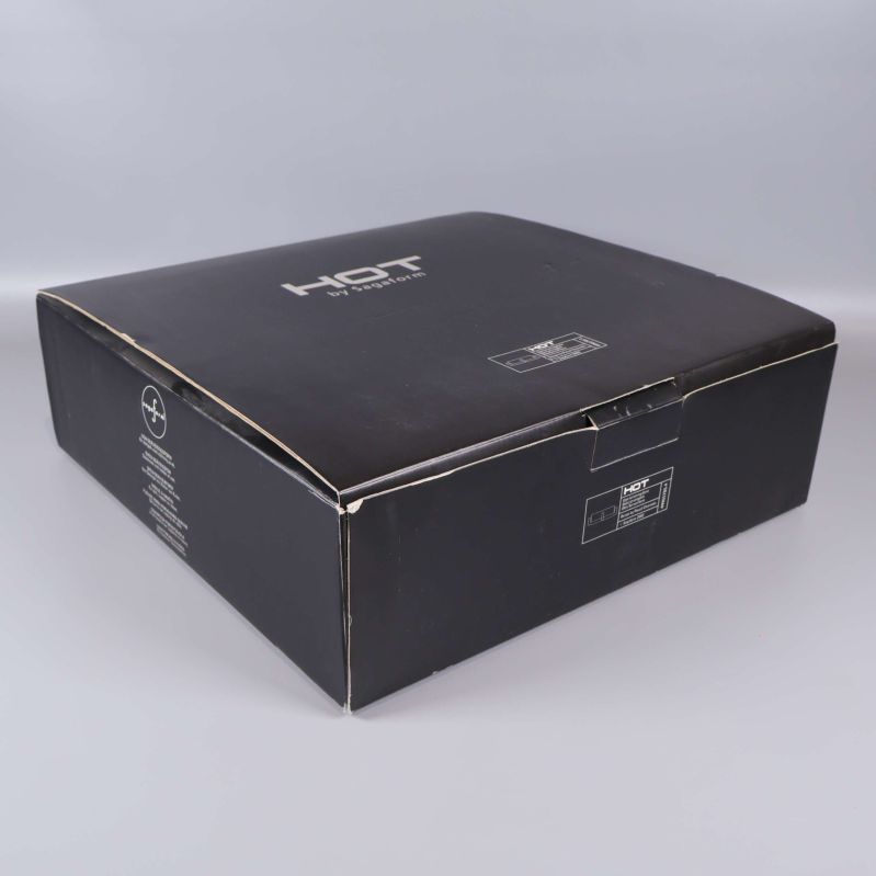 Svart stängd kartong med HOT by Sagaform-tryck