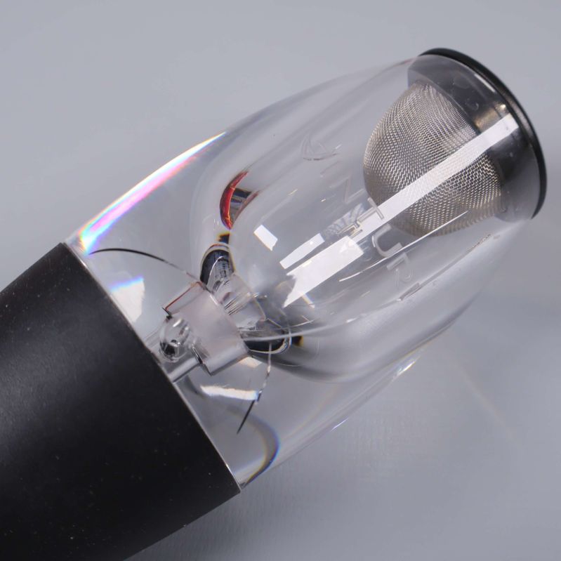 Vinturi-logotyp och spricka på transparent dekanterdel i närbild