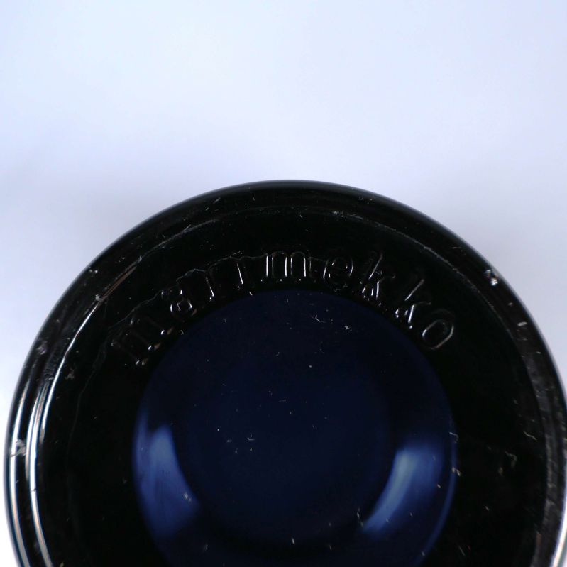 Närbild på Marimekko-stämpel under glaslyktan