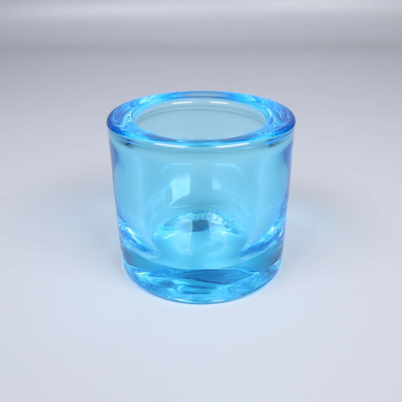 Blå glaslykta sedd framifrån på vit bakgrund