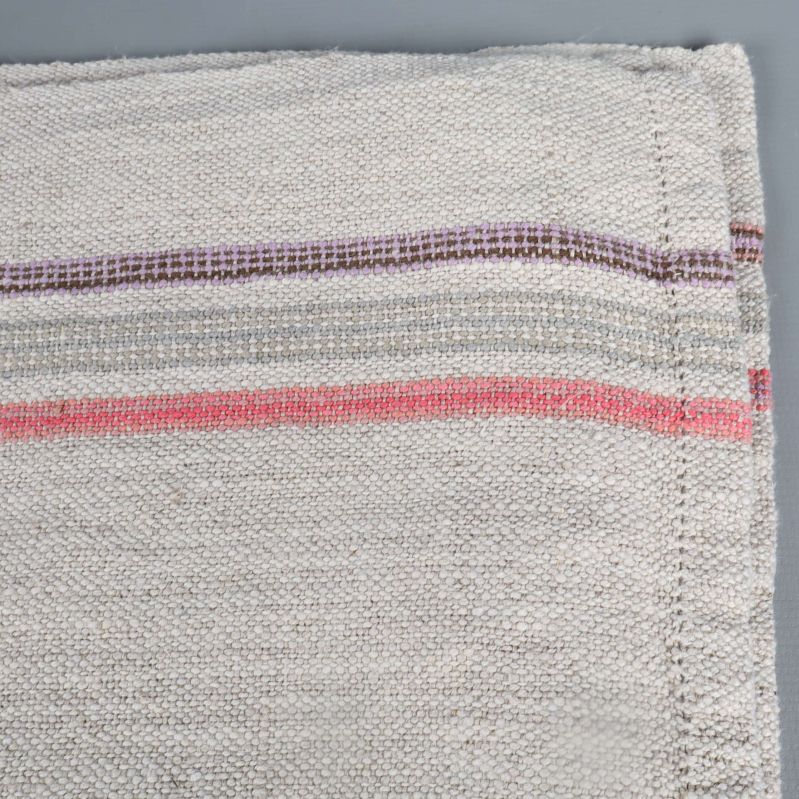 Närbild på vävens struktur och färgdetaljer