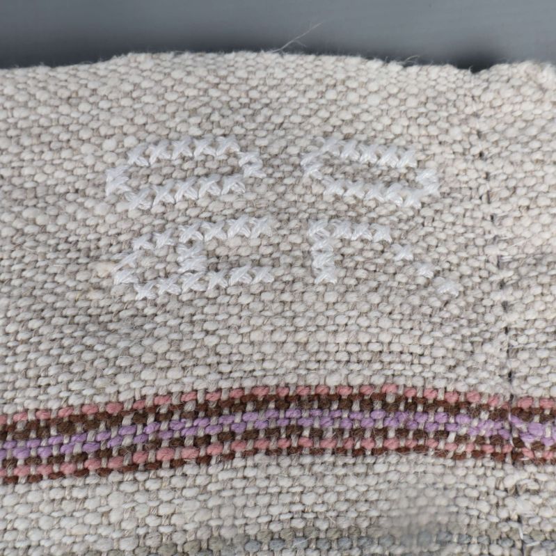 Broderade initialer på en kant av pläden