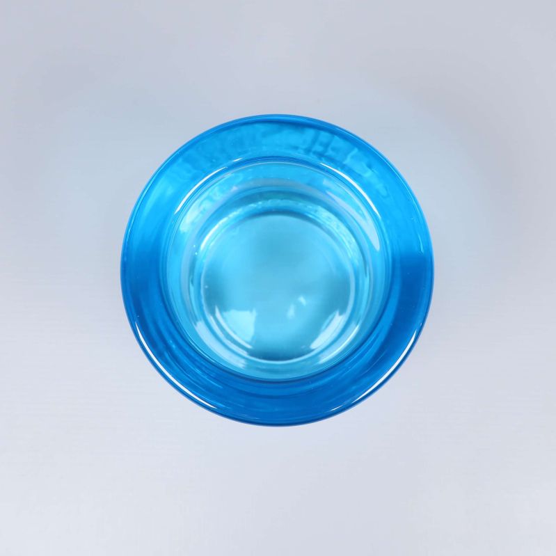 Ljuslyktan sedd uppifrån med bred öppning i centrum