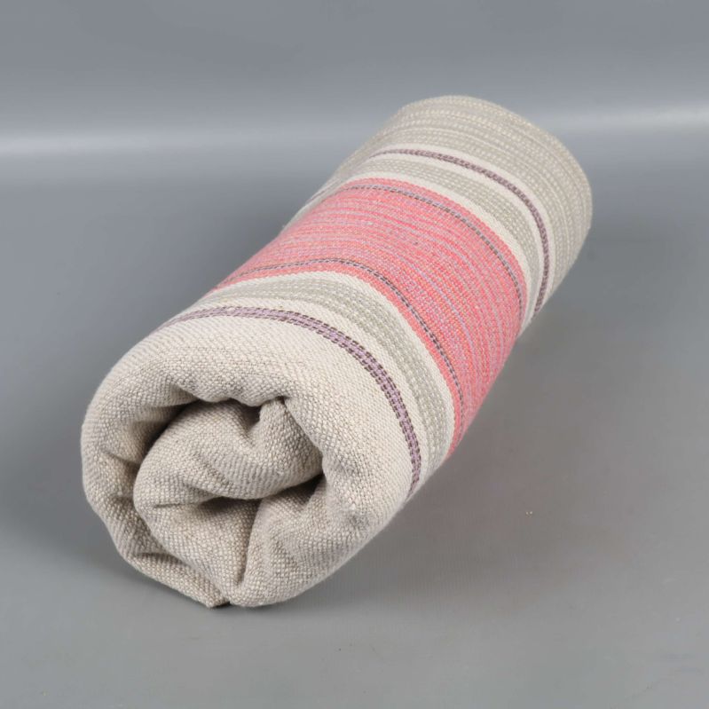 Duk prydligt ihoprullad med synliga ränder