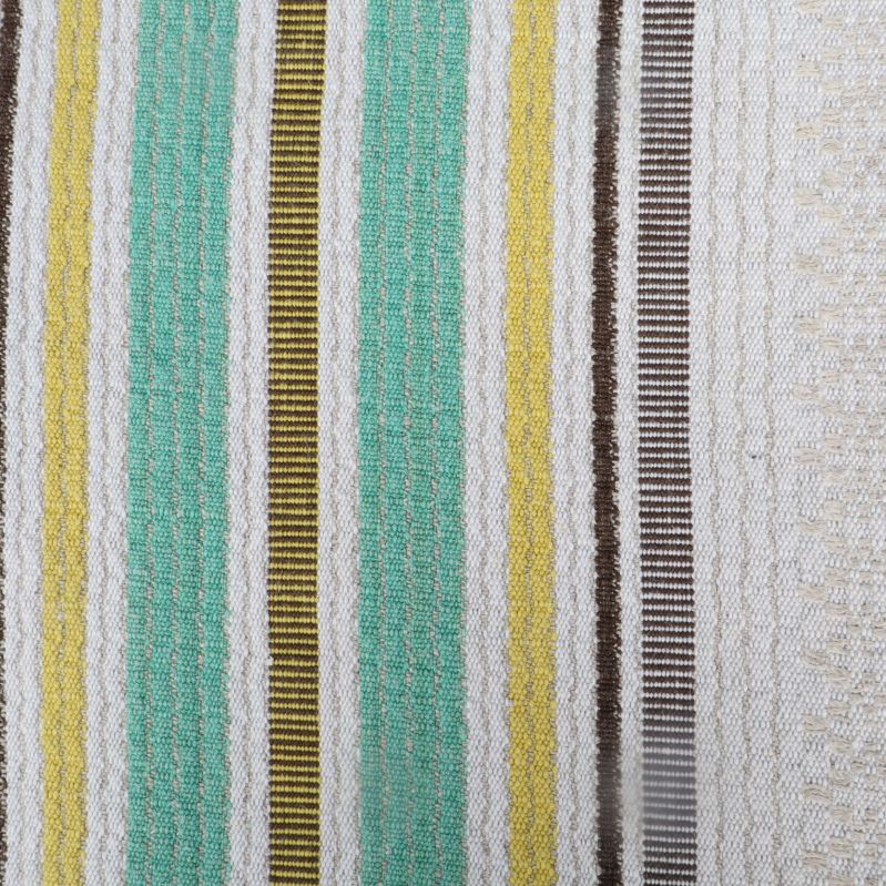 Närbild på duken visar textur och tydliga färgränder