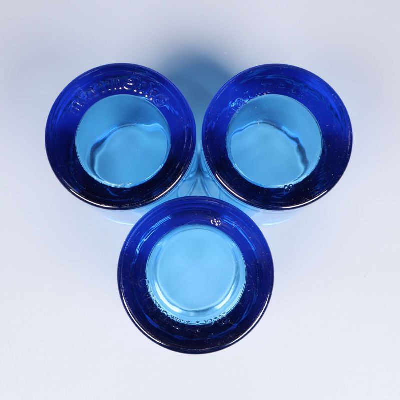 Topdownvy på tre blå ljuslyktor med markerade glasdetaljer