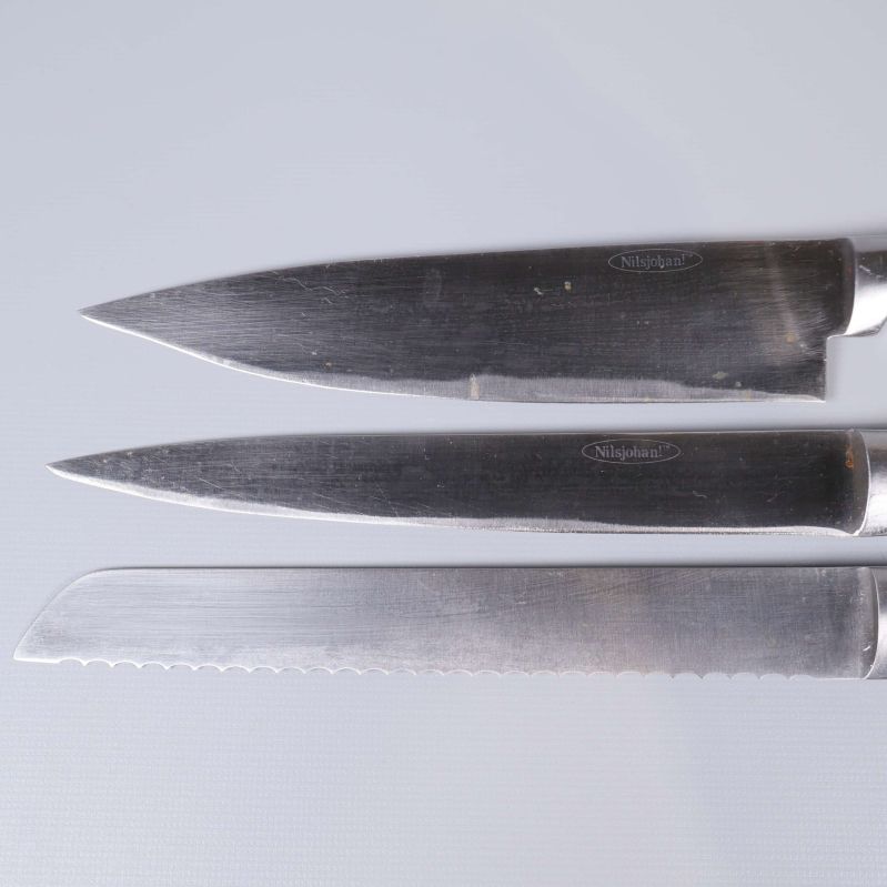 Närbild på tre Nilsjohan-knivblad i rad