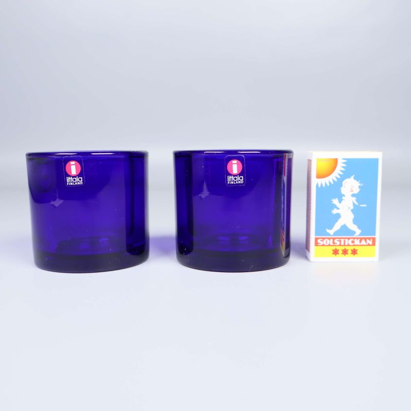 Blå Kivi ljuslyktor bredvid en tändsticksask