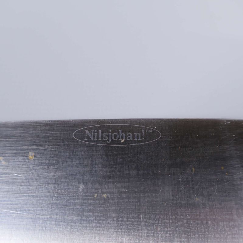 Nilsjohan-loggan ingraverad på knivblad