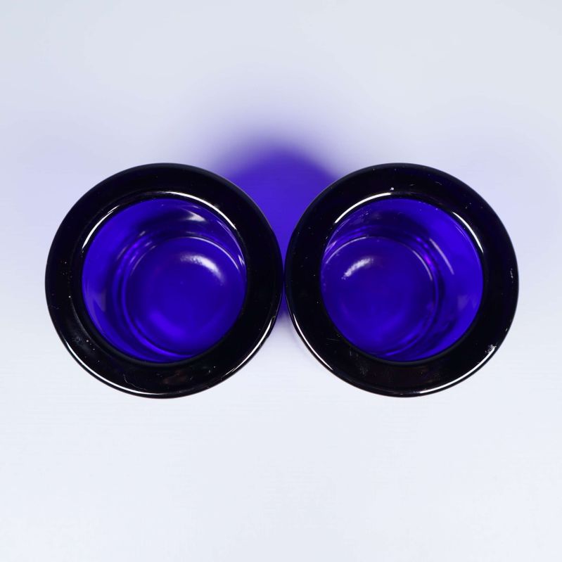 Två blå Kivi ljuslyktor sedda ovanifrån