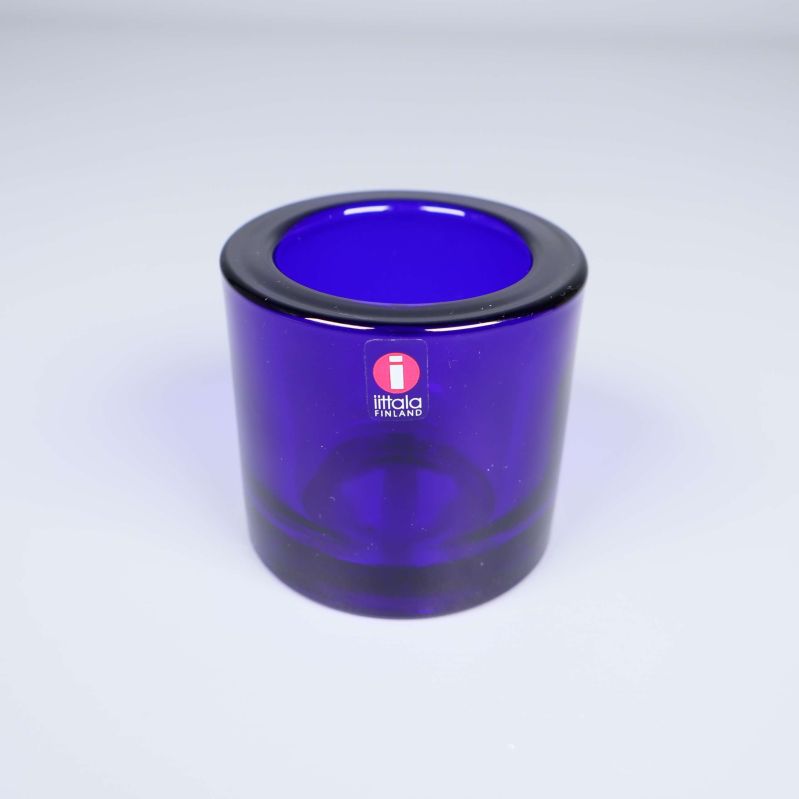 Närbild på en koboltblå Iittala Kivi ljuslykta