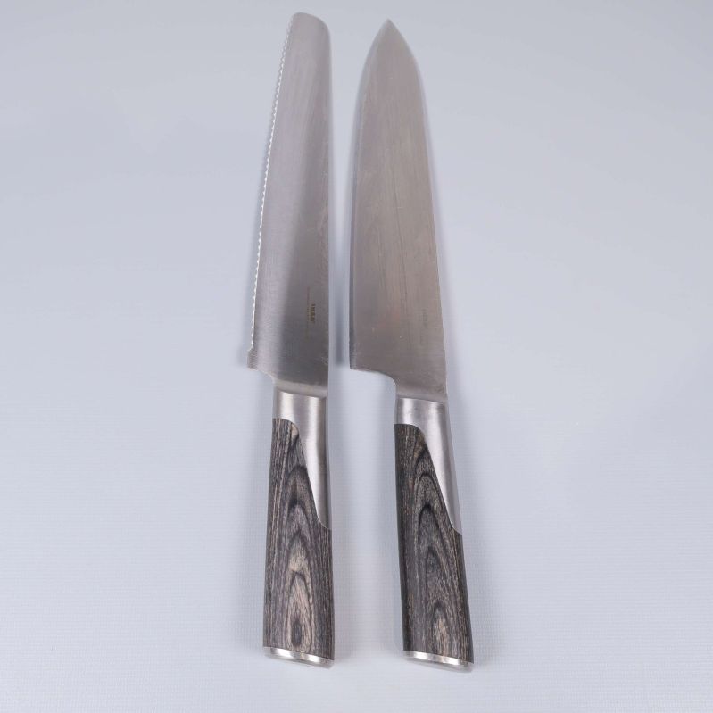 Två köksknivar med träfärgade handtag och stålklingor