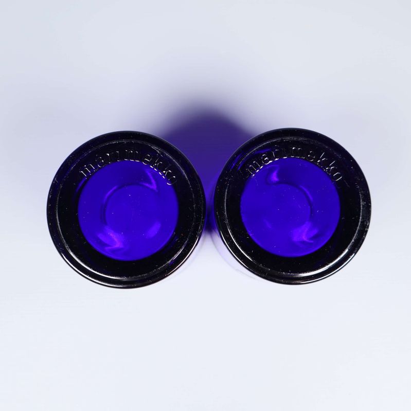 Två blå Kivi ljuslyktor sedda underifrån