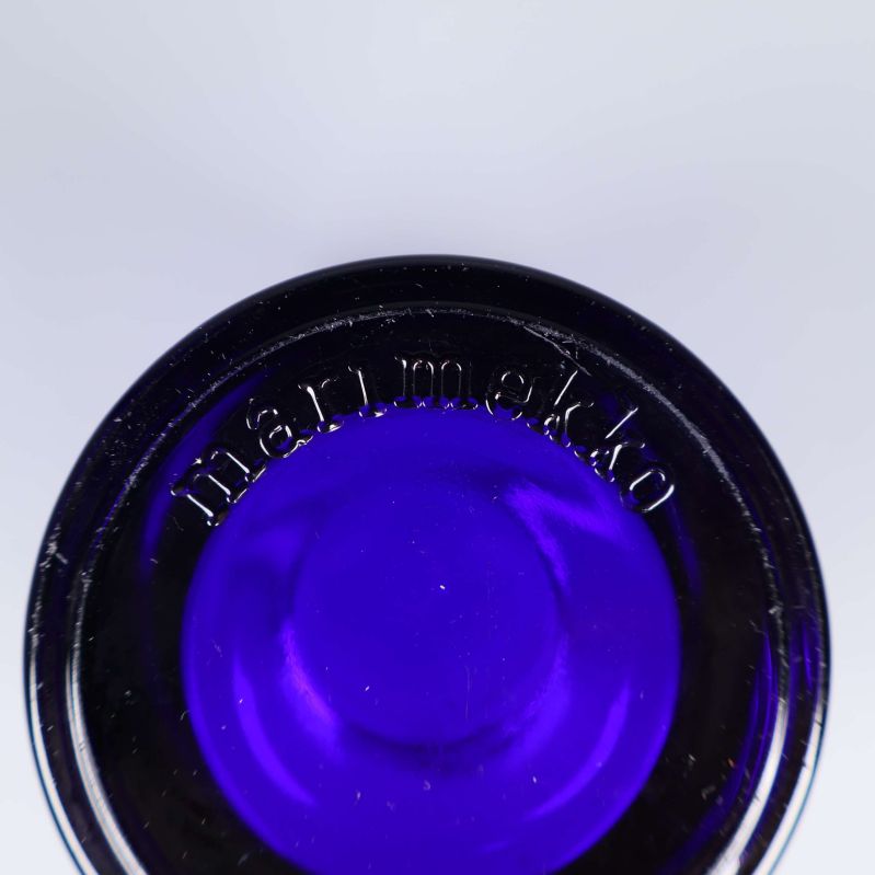 Närbild på Marimekko-text inpräglad på botten