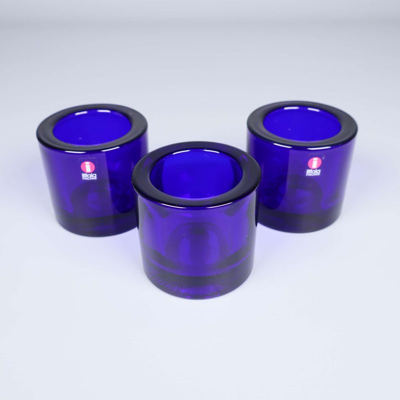 Tre koboltblå ljuslyktor i rund modell på vit bakgrund