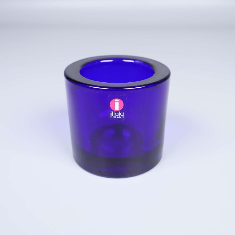 En koboltblå ljuslykta med Iittala-logo framtill