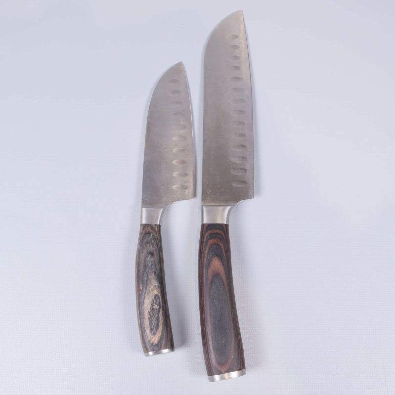 Två köksknivar lagda sida vid sida på vit bakgrund