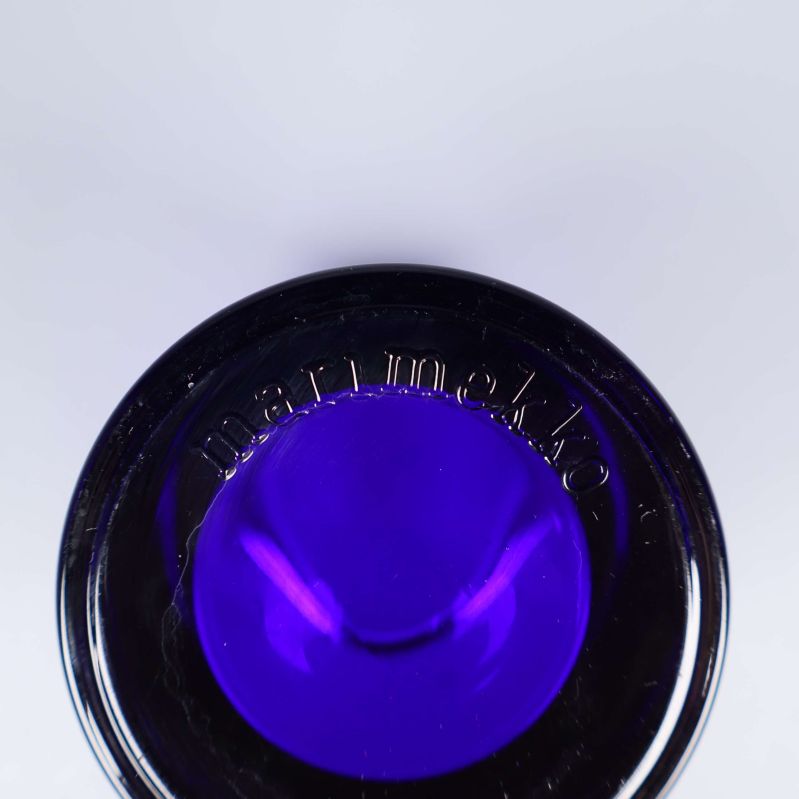 Närbild på botten av ljuslykta med texten marimekko