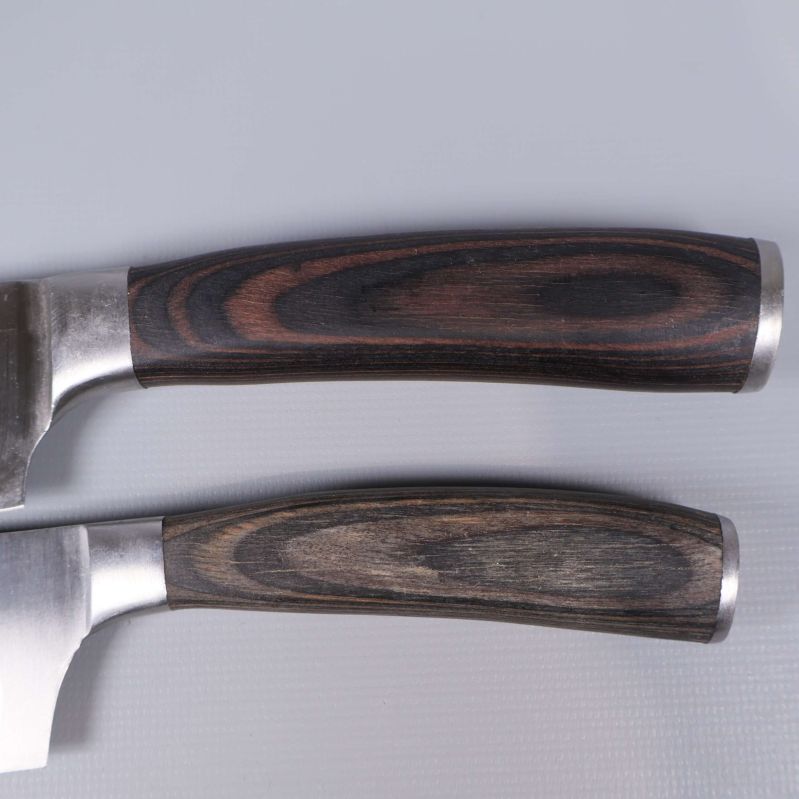 Närbild på ett mörkt trähandtag med fina mönster