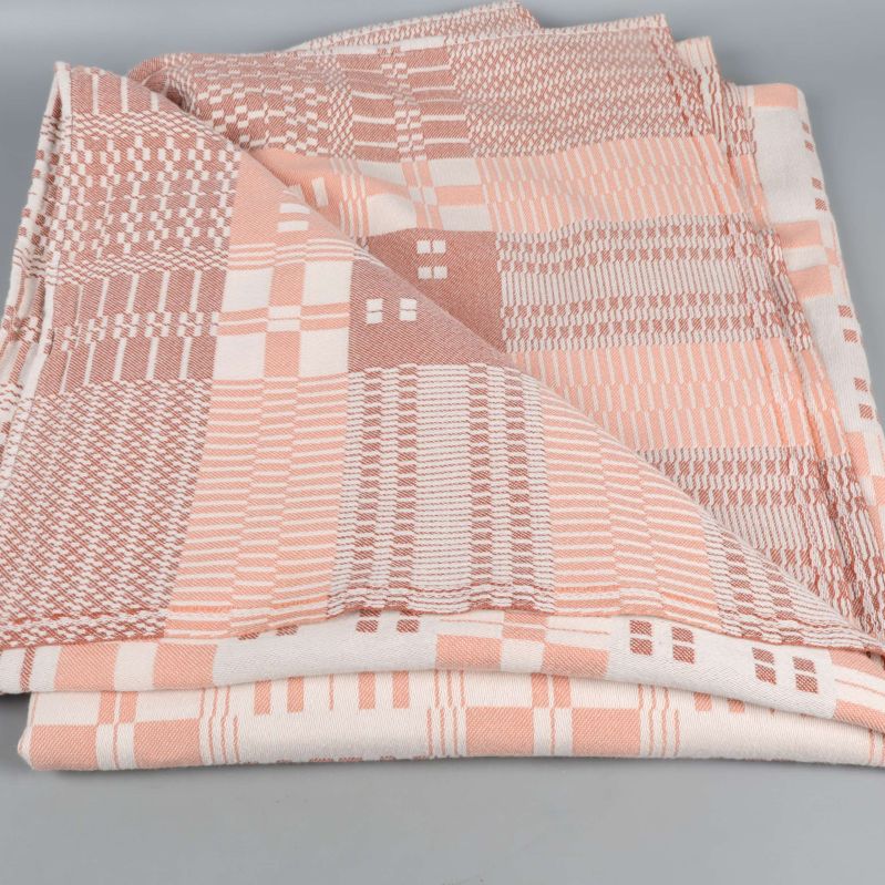 Bordsduk i rosa toner vek i flera lager