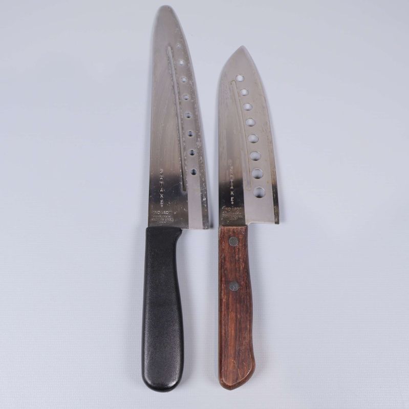 Två knivar med hål i bladen, handtag i trä och plast