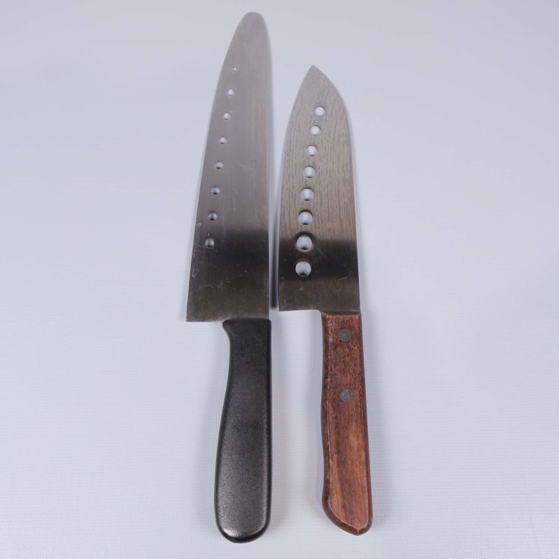 Två köksknivar med hålade blad uppifrån
