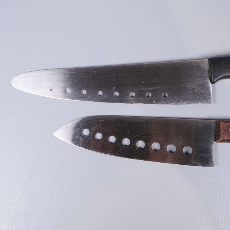 Övre vy på knivarna och dess hålade blad