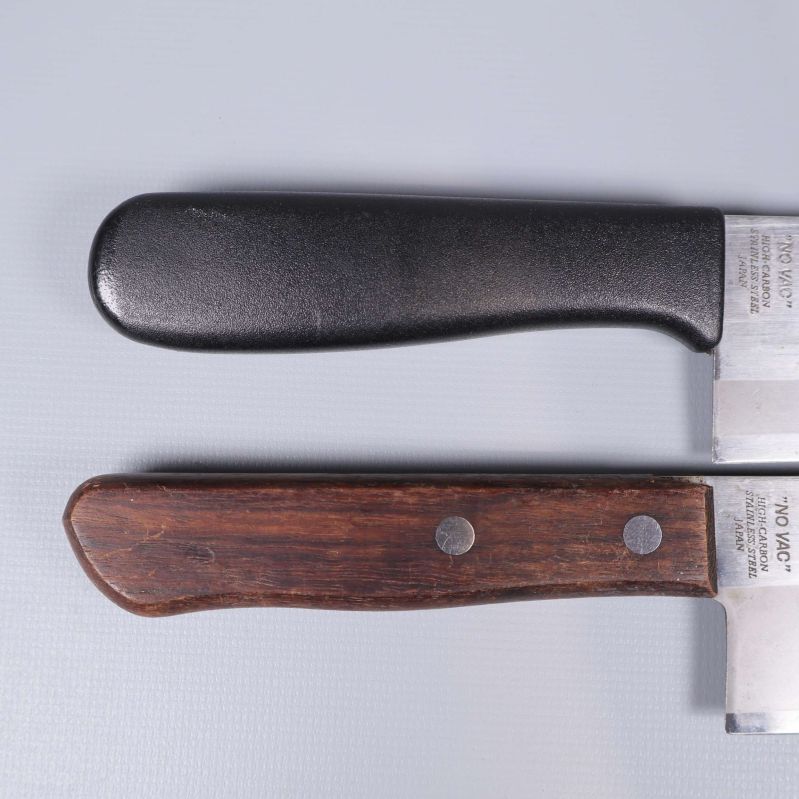 Närbild på handtag av plast och trä