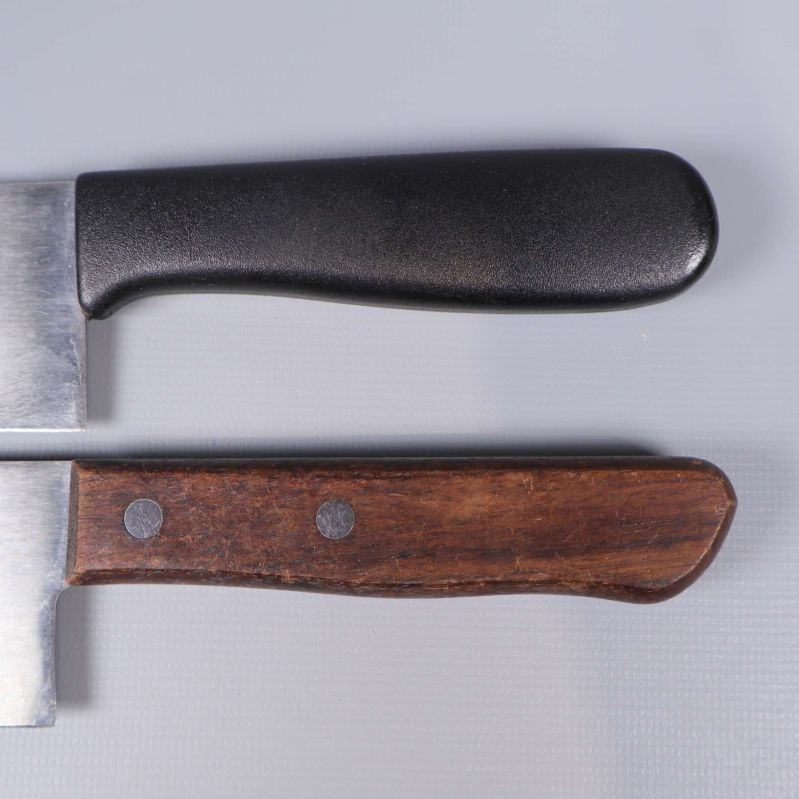 Handtagsdetaljer på köksknivar, svart plast och trä