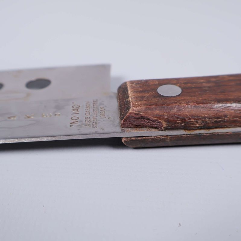 Trähandtag i närbild på kökskniv