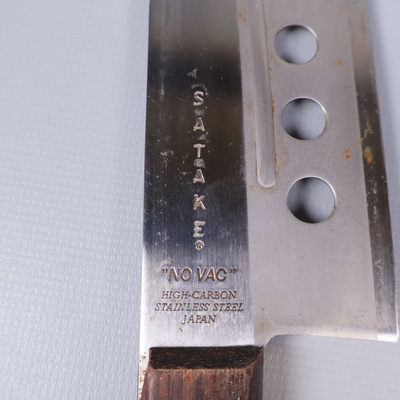 Närbild Satake Novac gravyr