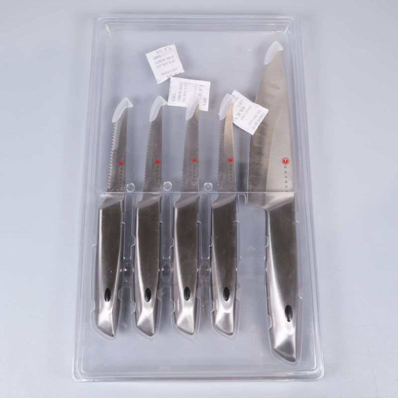 Set med fem köttknivar i plastfodral, ovanifrån