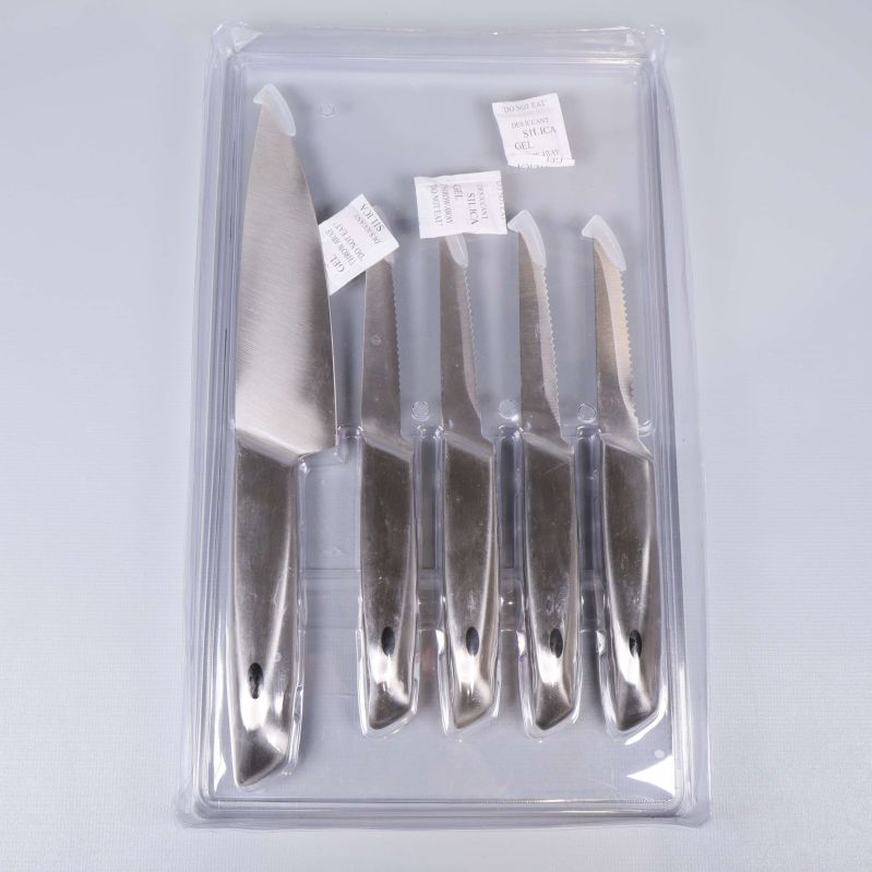 Fem köttknivar i plastförpackning, snett ovanifrån