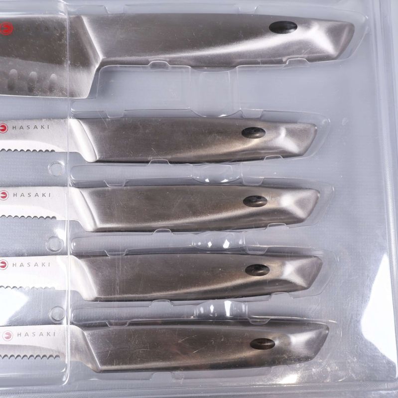 Fokus på handtag av fem köttknivar i set