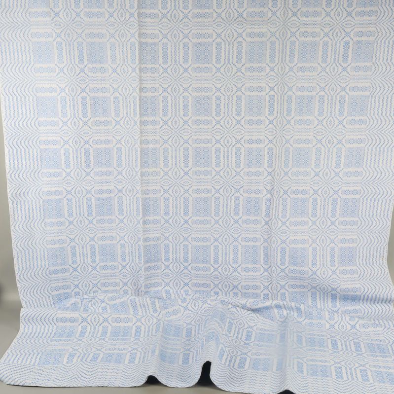 Hel blåvit duk upprätt mot vägg