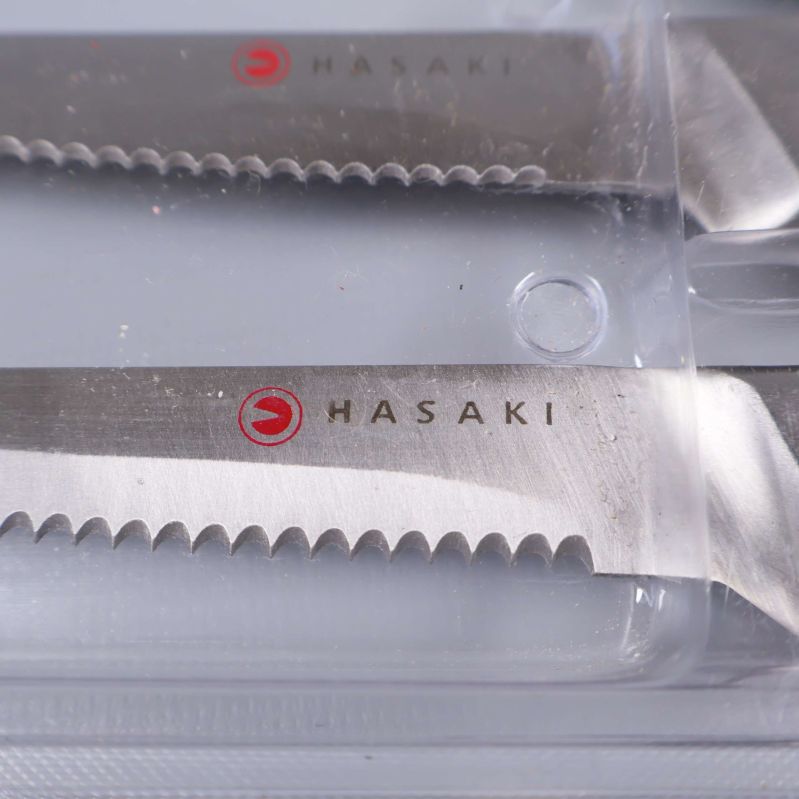 Närbild av Hasaki-loggan tryckt på en köttkniv